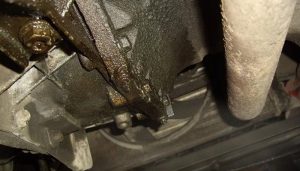 Течет масло между двигателем и коробкой: диагностика и способы ремонта