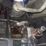 Течет масло между двигателем и коробкой: диагностика и способы ремонта