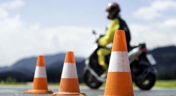 Теперь права на мопед и скутер нужны