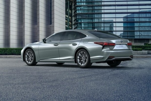 У Lexus обновился гибридный флагман LS 500h