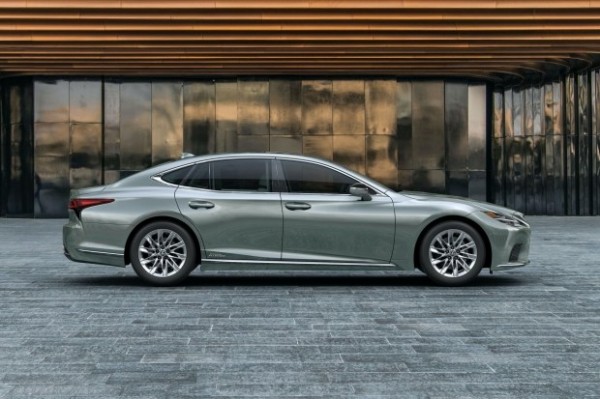 У Lexus обновился гибридный флагман LS 500h