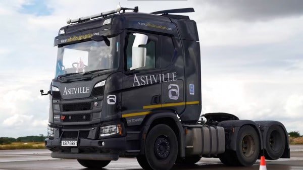 Блогеры устроили гонки на 44-тонных тягачах