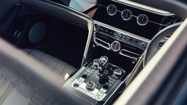 Компания Bentley представила новый Flying Spur V8