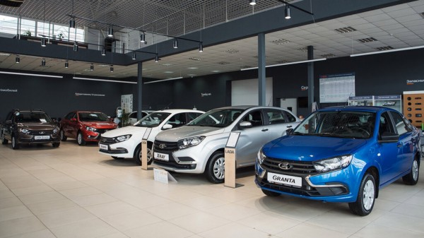 Автомобили подорожали на 15% из-за ослабления рубля