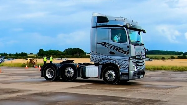 Блогеры устроили гонки на 44-тонных тягачах