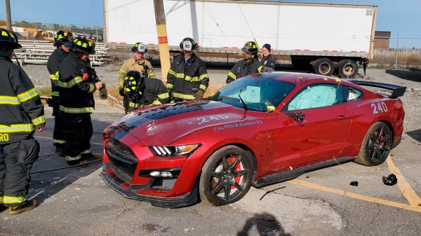 Пожарные уничтожили самый мощный Ford Mustang в качестве тренировки