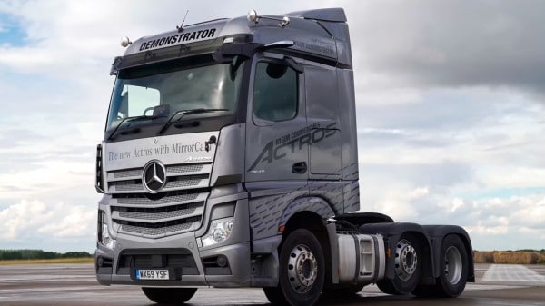 Блогеры устроили гонки на 44-тонных тягачах