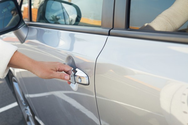 Что делать, чтобы машина не била током: практичные советы