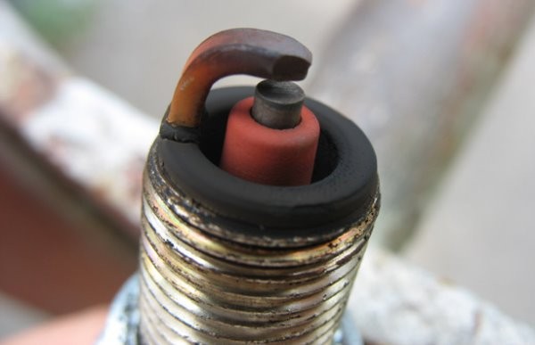 Что можно понять по цвету свечей зажигания при проверке