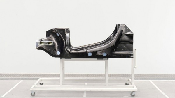 Компания McLaren готовит к выходу новый гибридный суперкар