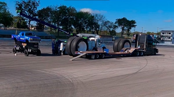 Гигантский монстр-трак поставили на колеса от обычного авто