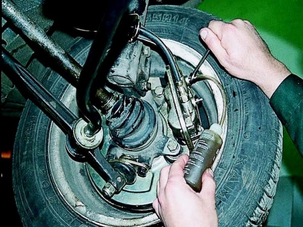Как правильно прокачать тормоза автомобиля
