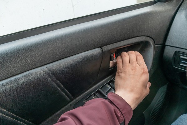 Как убрать царапины в салоне авто: 4 действенных способа