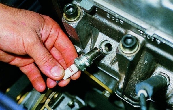 Когда нужно менять свечи зажигания: по пробегу, по состоянию или по эффекивности работы