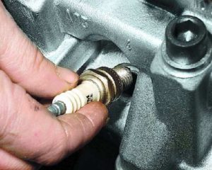 Когда нужно менять свечи зажигания: по пробегу, по состоянию или по эффекивности работы