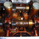 Когда&nbsp;оптимально менять&nbsp;моторное масло в двигателе: по пробегу, по состоянию или по времени