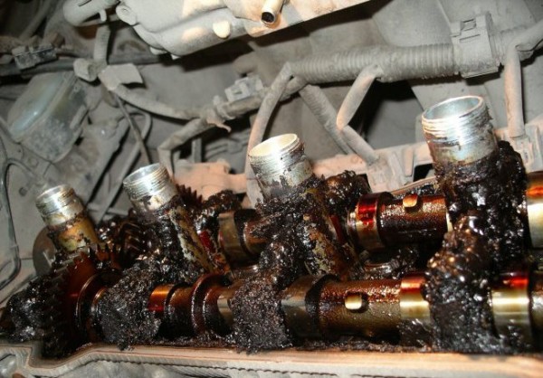 Когда&nbsp;оптимально менять&nbsp;моторное масло в двигателе: по пробегу, по состоянию или по времени