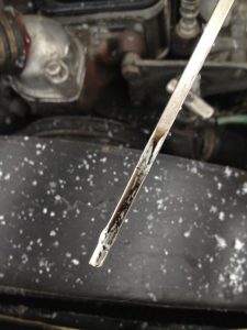 Масло в двигателе почернело: почему так происходит