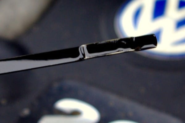 Масло в двигателе почернело: почему так происходит