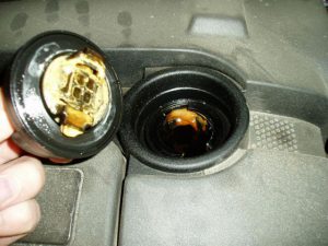 Масло в моторе пенится: причины