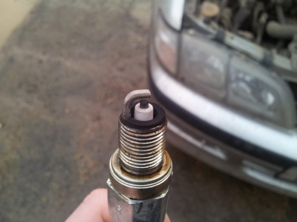 О чем говорит нагар на свечах зажигания и его цвет