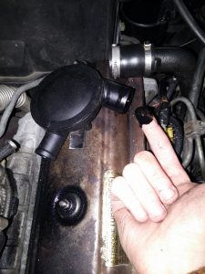 Почему через сапун выдавливает масло: как устранить неисправность