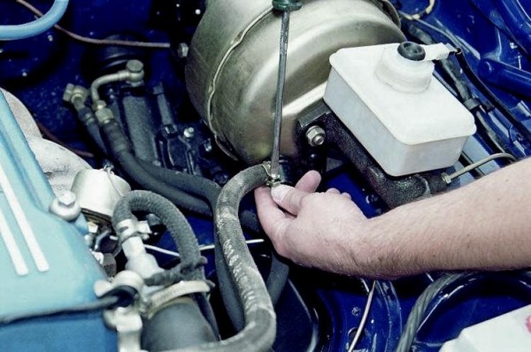 Почему при нажатии на педаль тормоза слышно шипение