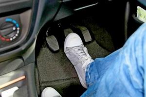 Почему при нажатии на педаль тормоза слышно шипение