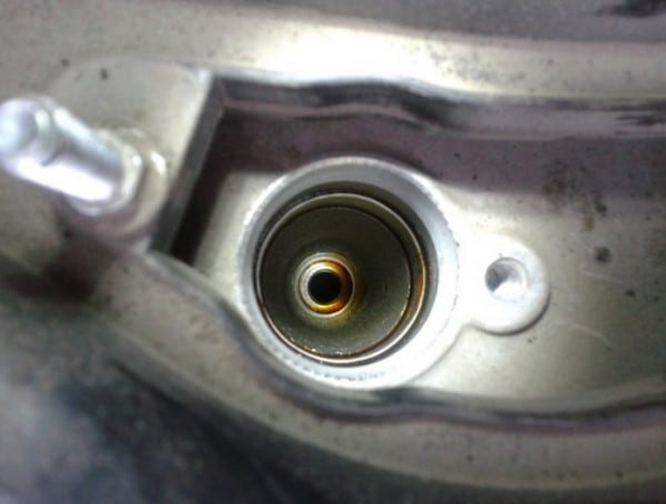 Почему в свечных колодцах масло и как устранить поломку