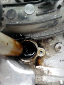 Почему в свечных колодцах масло и как устранить поломку