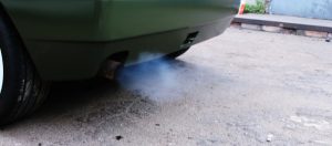 После запуска двигателя черный или сизый дым