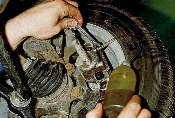 Проваливается педаль тормоза &mdash; что делать