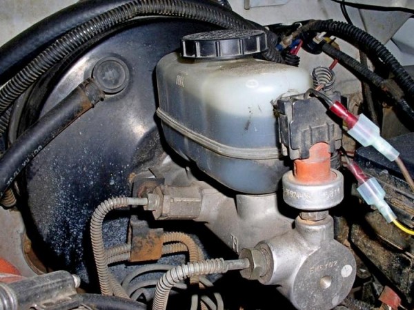 Проваливается педаль тормоза &mdash; что делать