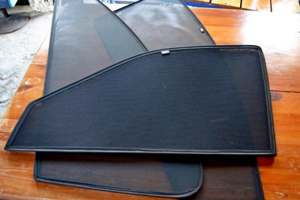 Шторки на автомобильные стекла &mdash; варианты выбора и установки