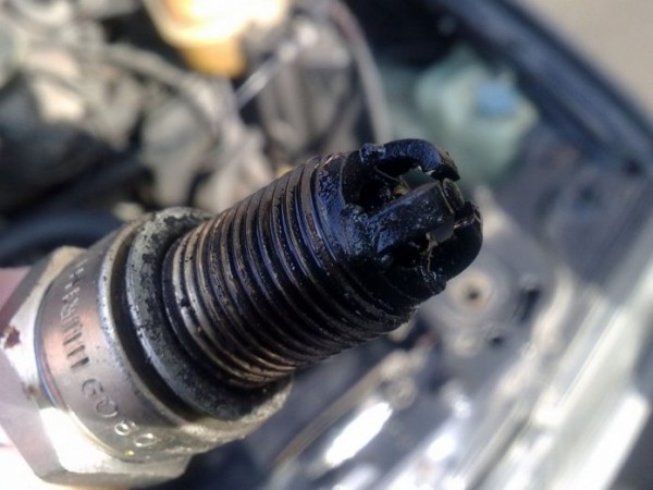 Заливает свечи зажигания: как завести двигатель