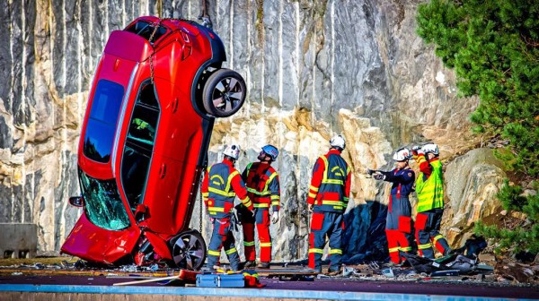 Volvo сбросила 10 новых автомобилей с 30-метровой высоты для тренировки спасателей
