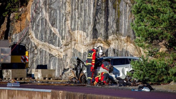 Volvo сбросила 10 новых автомобилей с 30-метровой высоты для тренировки спасателей