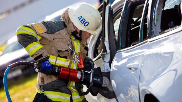 Volvo сбросила 10 новых автомобилей с 30-метровой высоты для тренировки спасателей