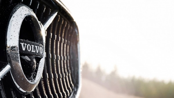 Volvo сбросила 10 новых автомобилей с 30-метровой высоты для тренировки спасателей