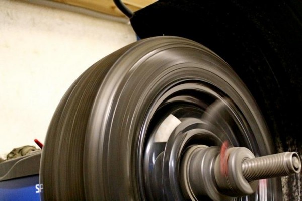 Бьет руль автомобиля при торможении на большой скорости