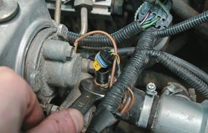 Где установлен датчик температуры мотора