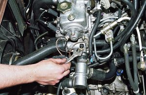 Где установлен датчик температуры мотора