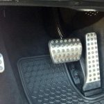 Мотор глохнет при нажатии на педаль тормоза