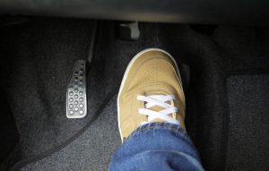 Мотор глохнет при нажатии на педаль тормоза