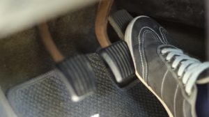 Мотор захлебывается при нажатии на педаль газа