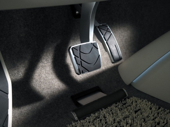 Педаль тормоза проваливается после запуска мотора