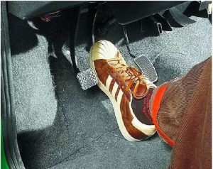 Педаль тормоза проваливается после запуска мотора