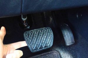 Педаль тормоза проваливается после запуска мотора