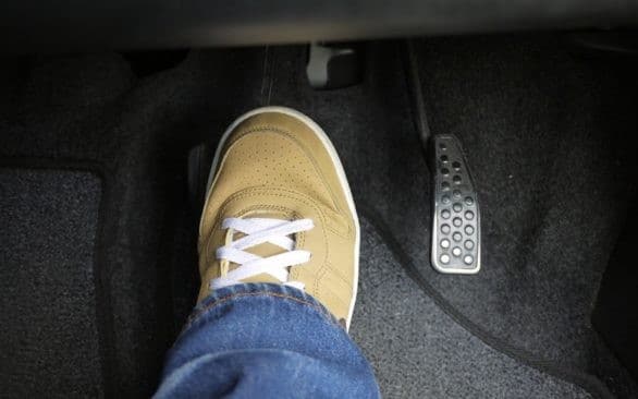 Педаль тормоза стала твердой:  в чем может быть причина?