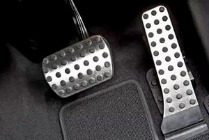 Педаль тормоза стала твердой:  в чем может быть причина?